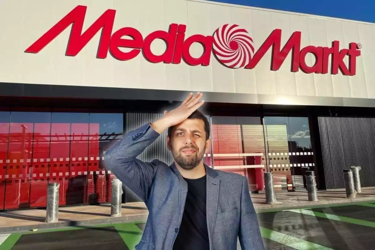 Muntatge fotogràfic entre una imatge d'una botiga de MediaMarkt i una persona
