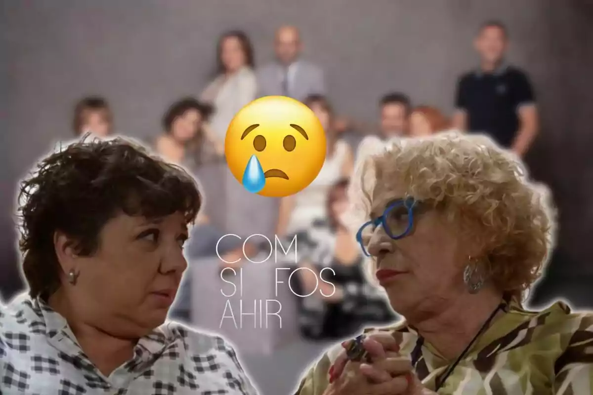 Dues dones grans mirant-se amb un emoji trist i un grup de persones desenfocades al fons.