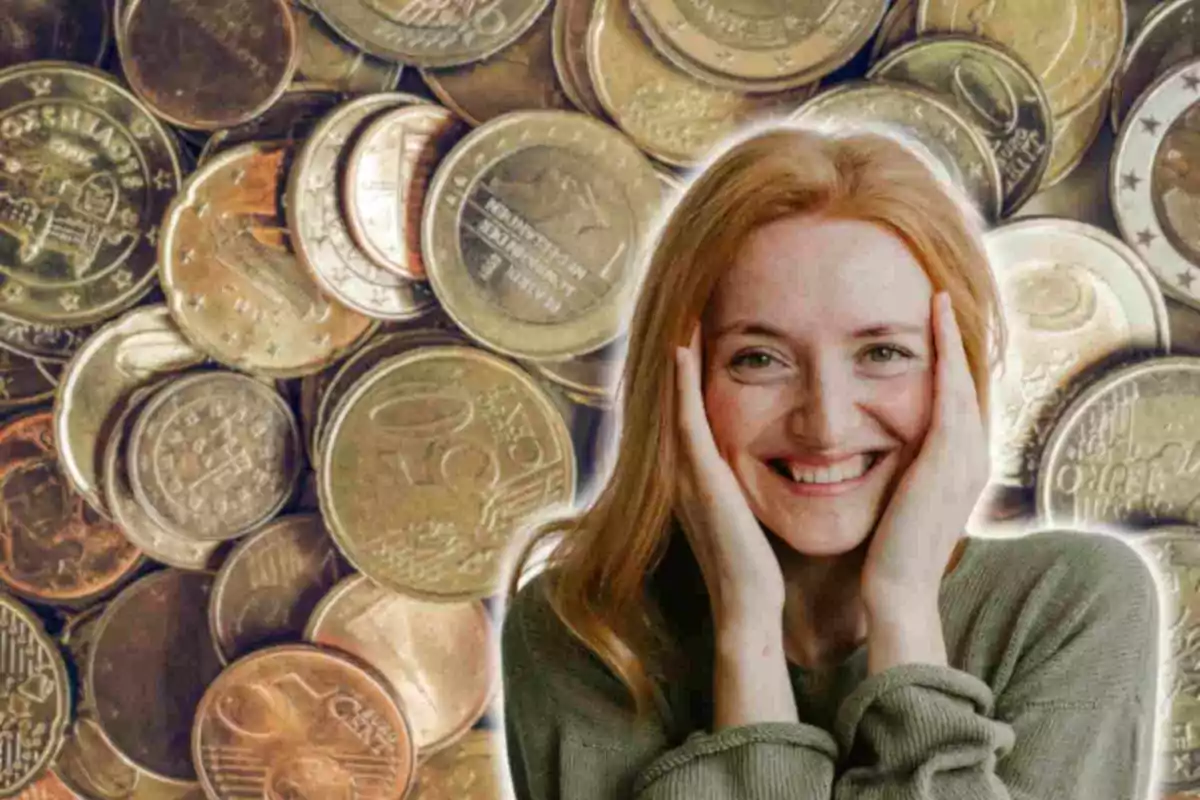 Una dona somrient amb les mans a la cara davant d'un fons de monedes.