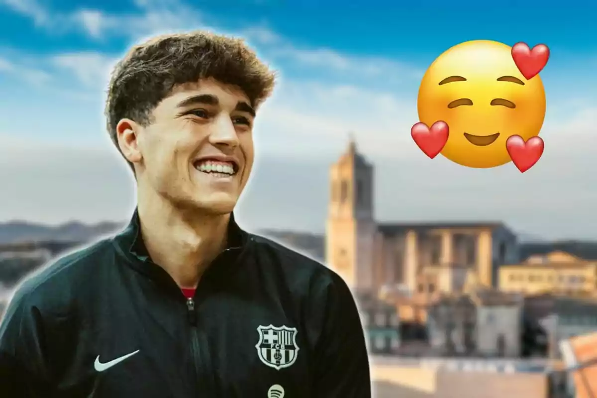 Un jove somrient amb una jaqueta del FC Barcelona i un emoji de cara somrient amb cors sobre un fons urbà.