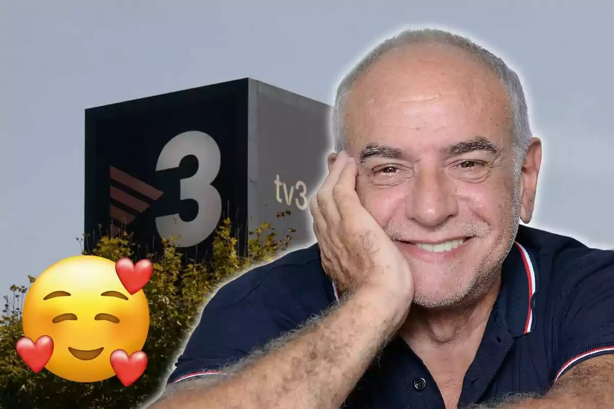 Un home somrient amb una mà a la galta davant d'un edifici amb el logotip de TV3 i un emoji somrient amb cors.