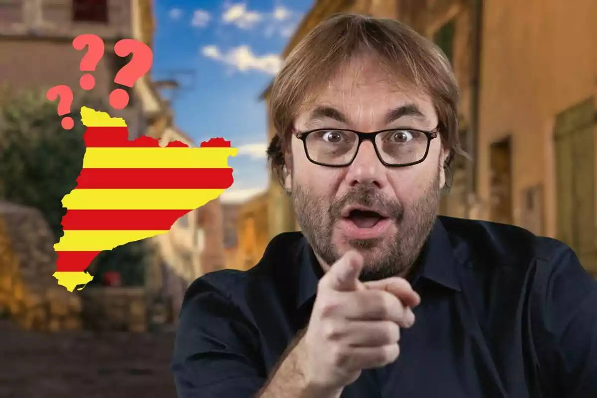 Un home amb expressió de sorpresa assenyala cap endavant un mapa de Catalunya amb signes d'interrogació al fons.