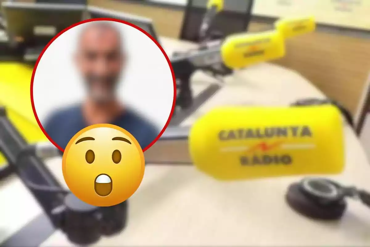 Micrófonos de Catalunya Ràdio en un estudio con un rostro borroso y un emoji sorprendido superpuesto.