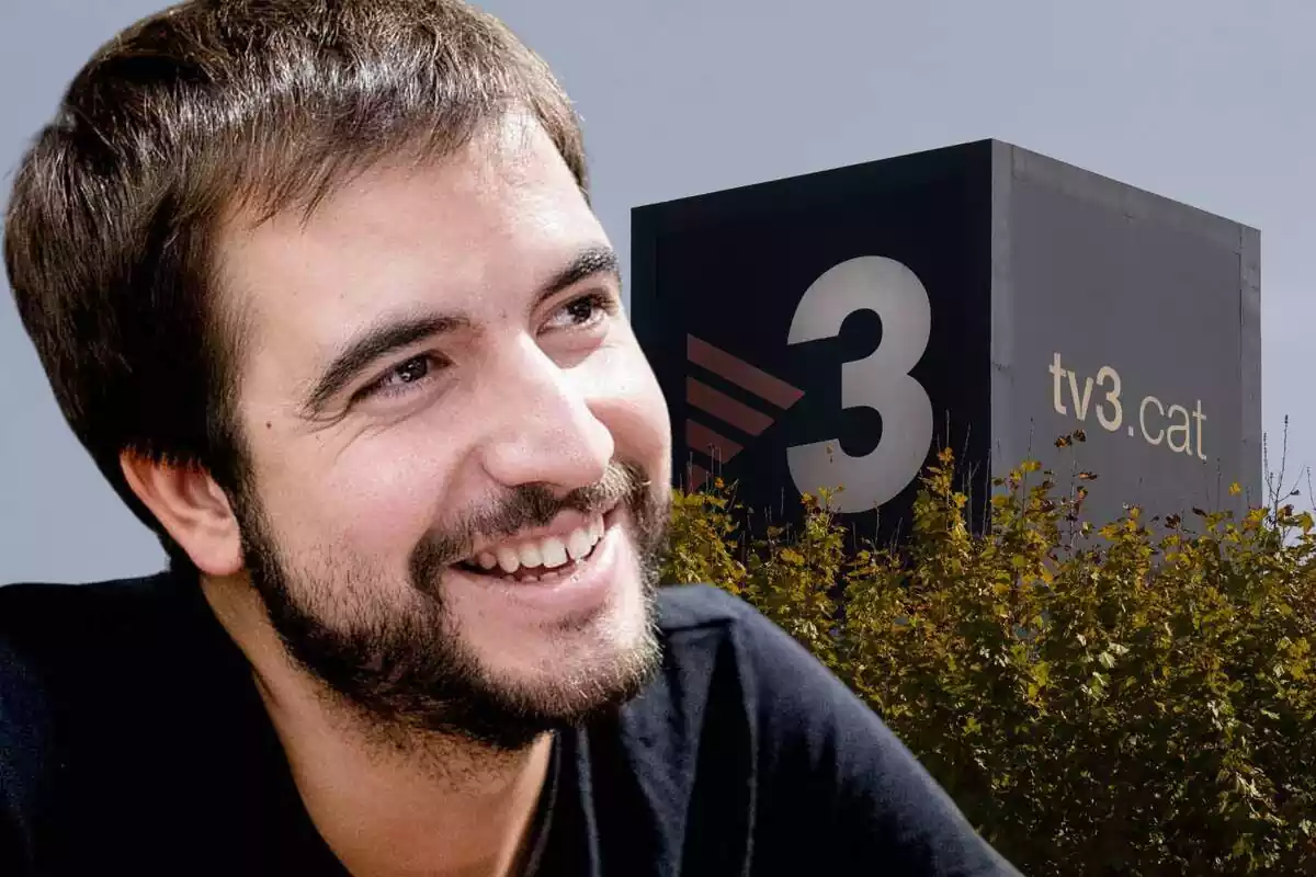 Fotomuntatge de Ricard Ustrell somrient amb les instal·lacions de TV3 de fons