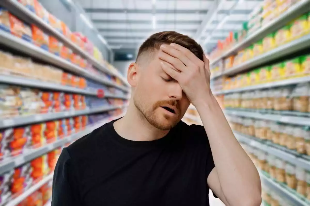 Muntatge fotogràfic entre una imatge del passadís d'un supermercat i una persona preocupada