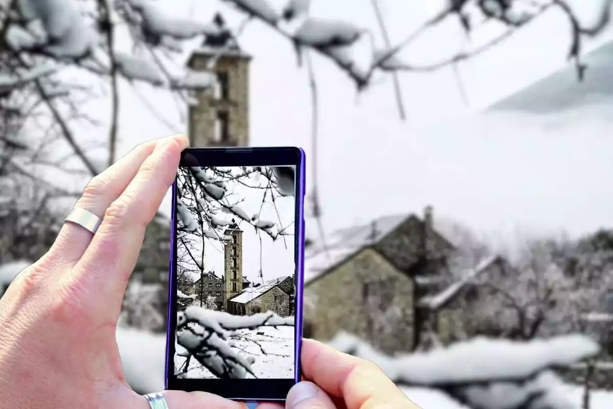 Fotomuntatge entre un telèfon mòbil i el paisatge de Taüll