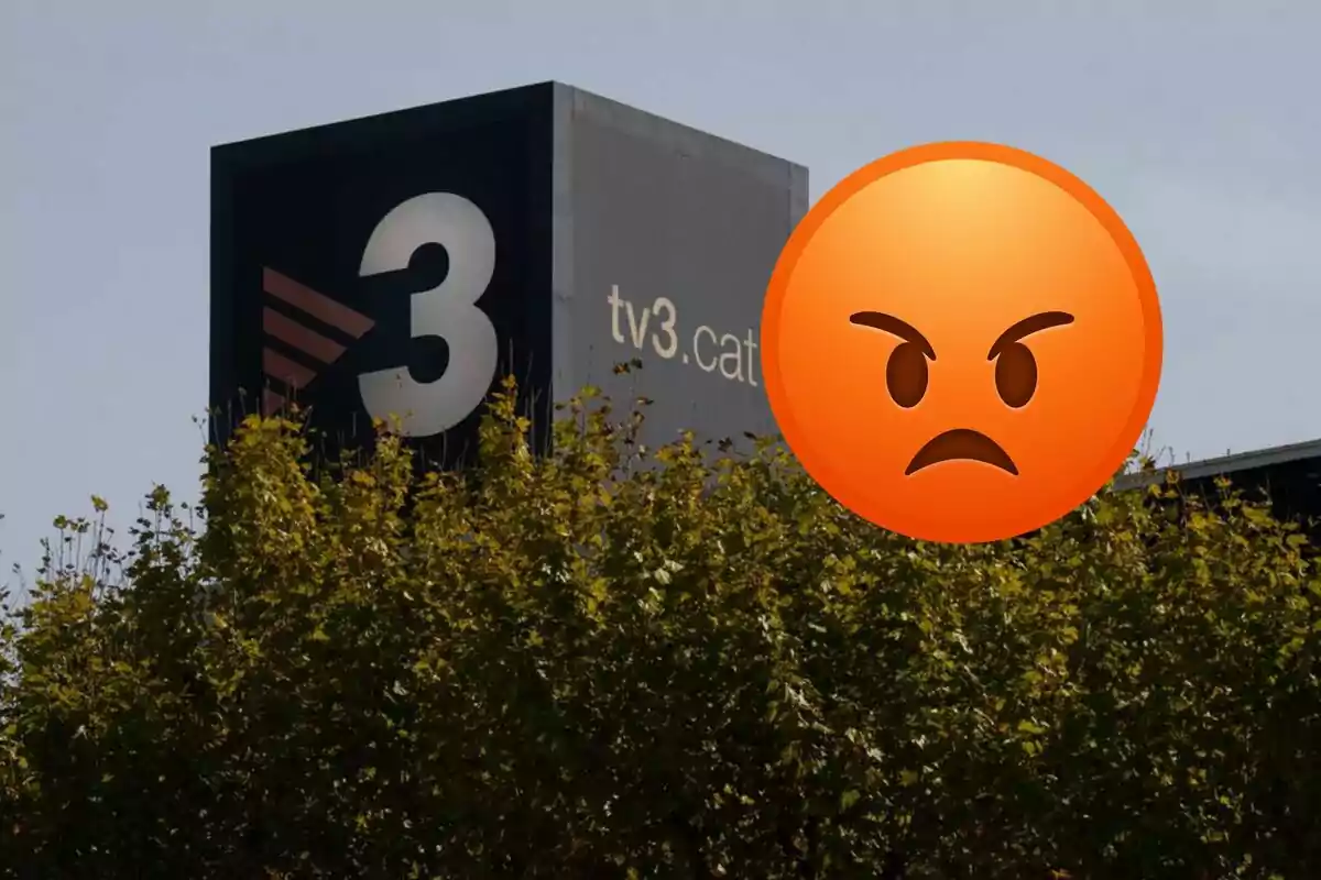 Un edifici amb el logotip de TV3 i un emoji d'enuig superposat.