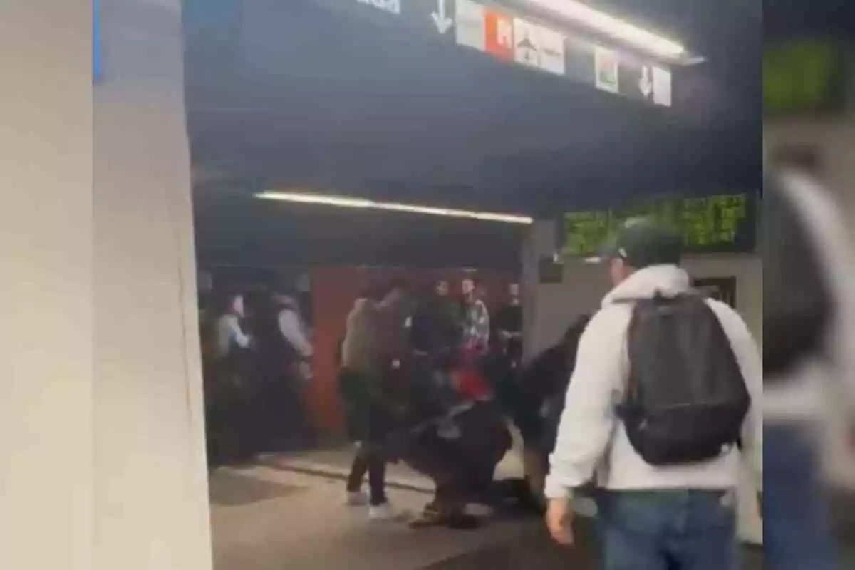 Fotomuntatge amb vídeo de l'agressió a l'estació de Sants del metro de Barcelona
