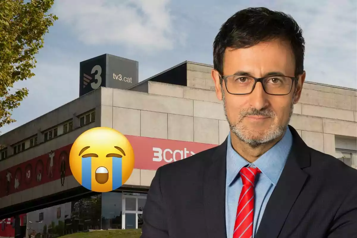 Un home amb ulleres i vestit és davant d'un edifici amb el logotip de TV3 i un emoji plorant.