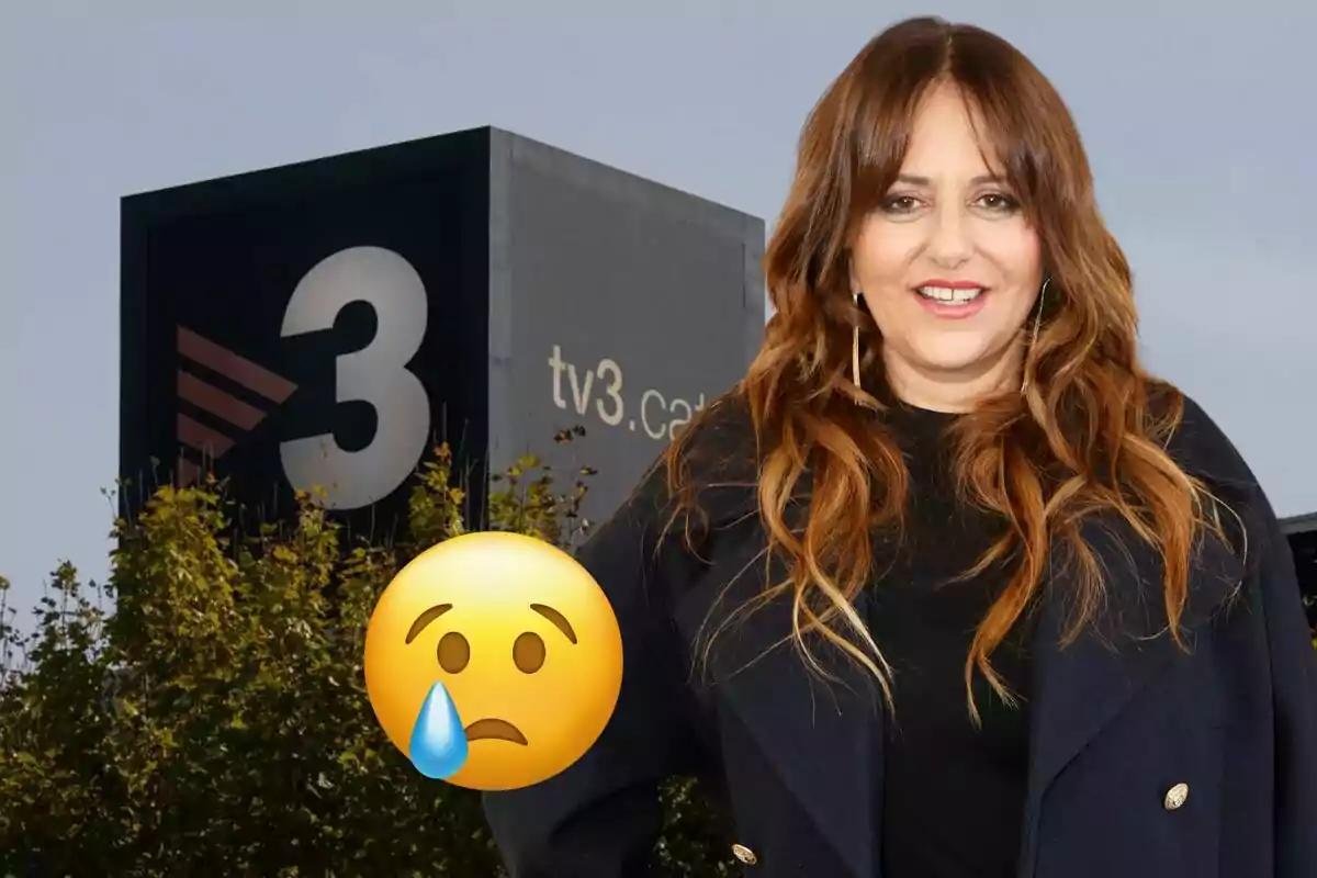 Una dona somrient davant d'un edifici amb el logotip de TV3 i un emoji trist.