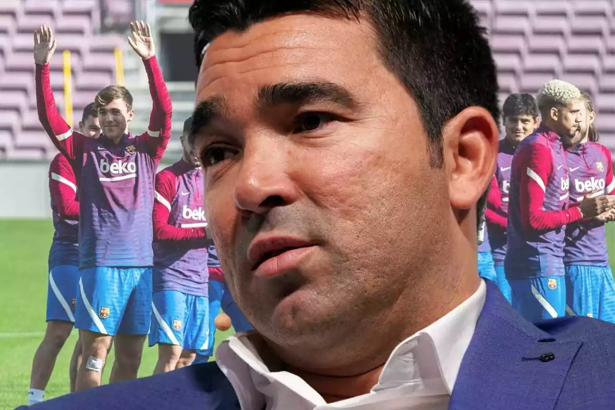 Deco en primer pla mirant una foto de grup del FC Barcelona amb Nico González aixecant les mans