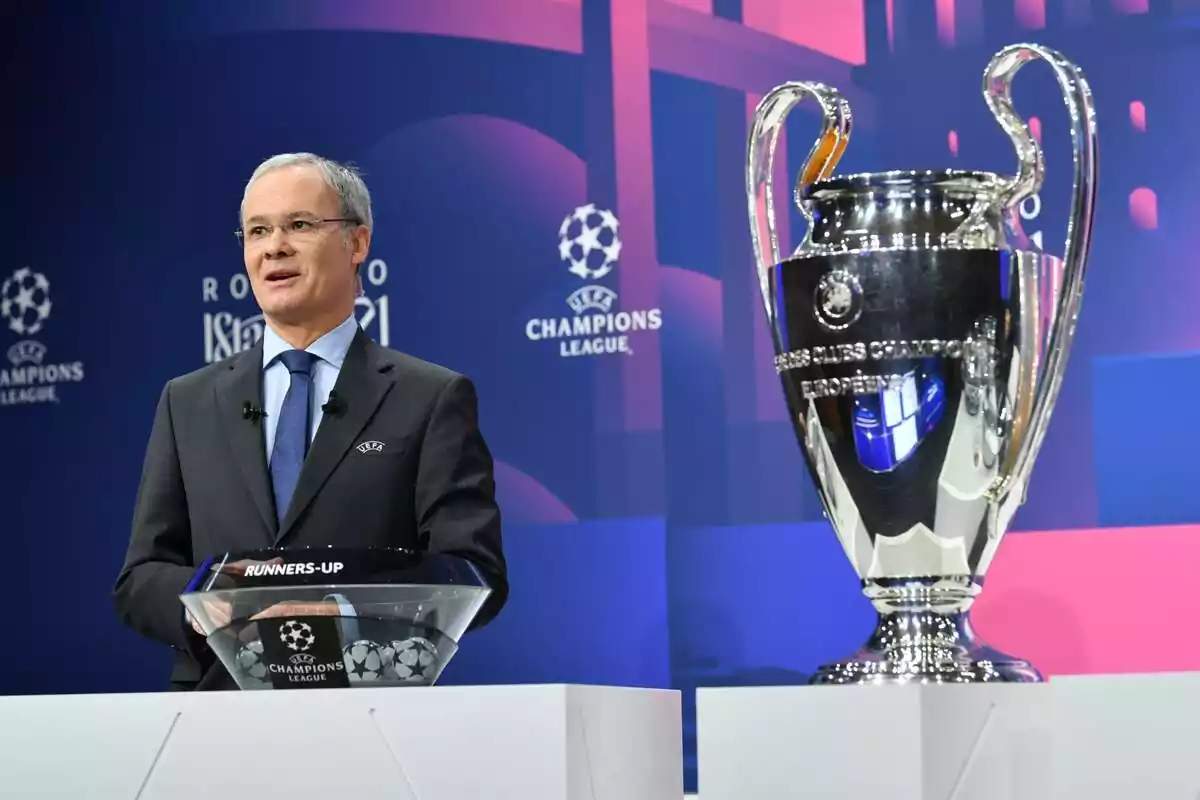 El sorteig de la Champions League amb el trofeu i les boles dels aparellaments