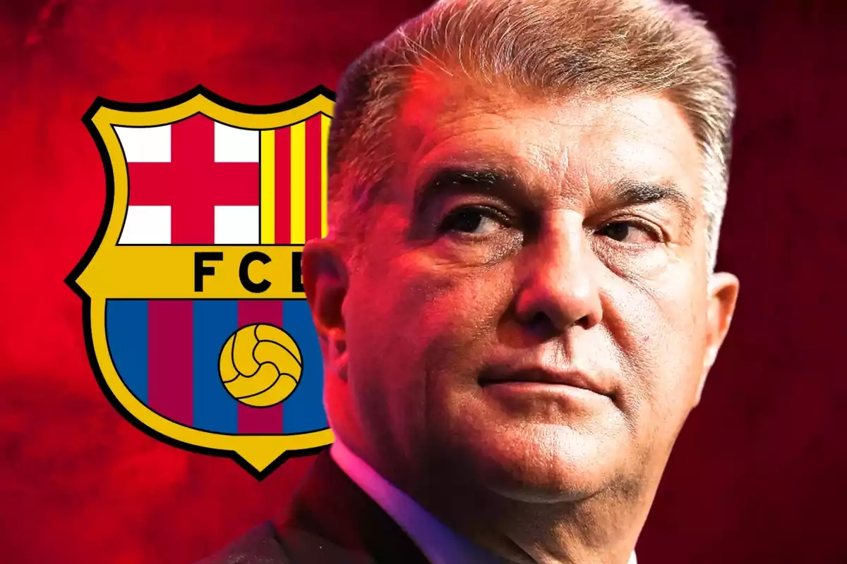 El president del Barįa, Joan Laporta, en primer pla al costat de l'escut del club que presideix, el FC Barcelona.