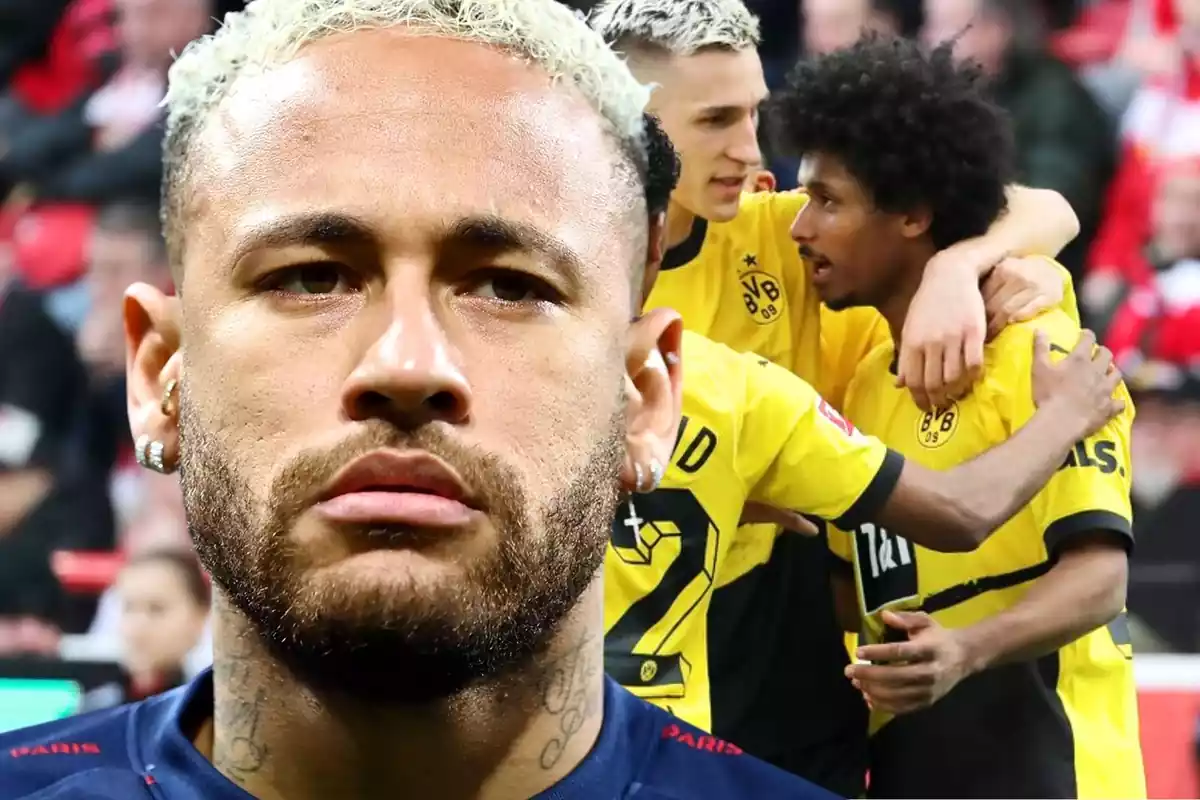 El futbolista brasiler Neymar Júnior amb una foto del Borussia Dortmund en què surt Karim Adeyemi.