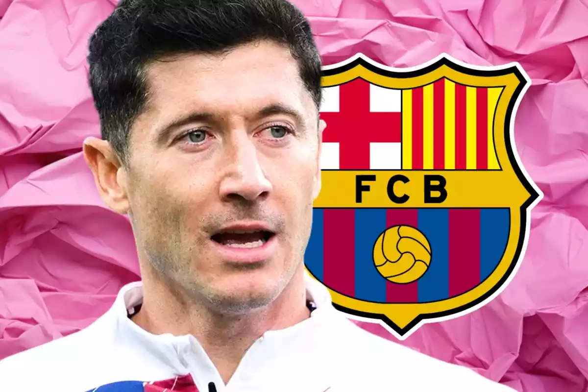 El davanter polonès del Barça, Robert Lewandowski, en primer pla amb una foto de l'escut del FC Barcelona.