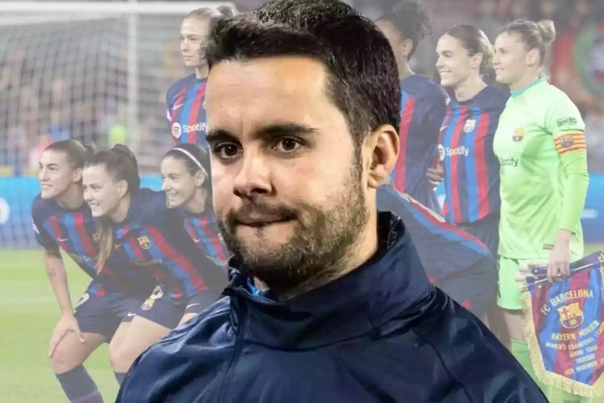 L'entrenador del Barça Femení, Jonatan Giráldez, en primer pla amb una foto de tot el grup.