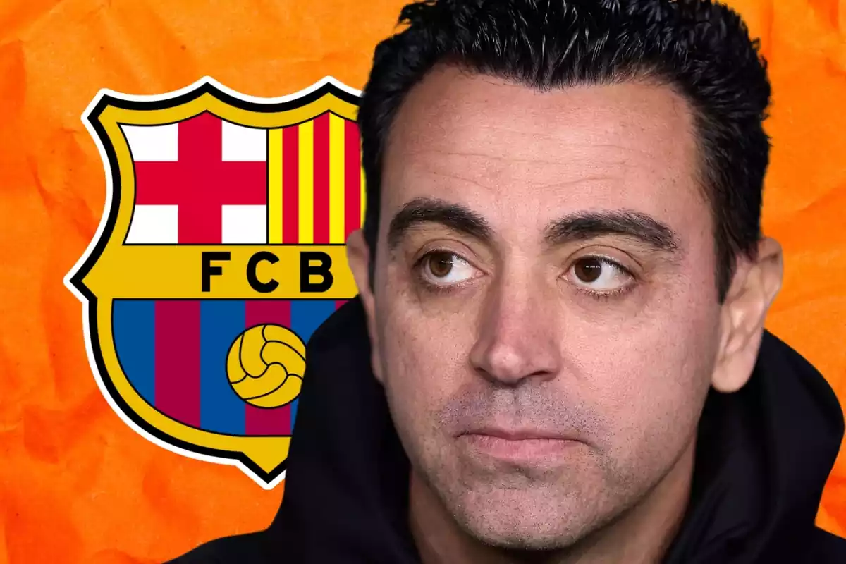 L?entrenador del FC Barcelona, Xavi Hernández, amb una foto de l?escut del club de la seva vida, el Barça.