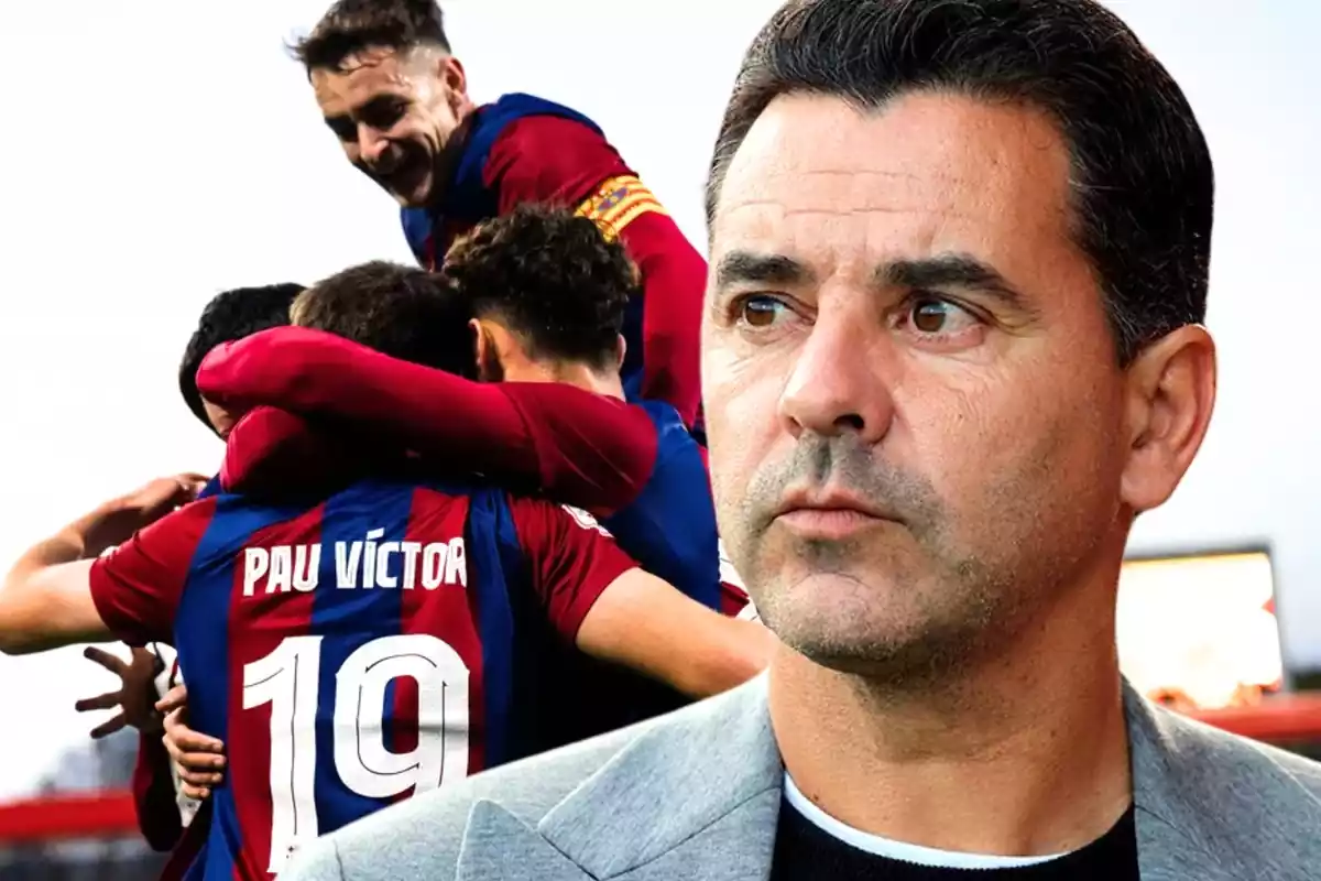 L'entrenador del Girona, Míchel Sánchez, en primer pla amb una foto en què apareixen diversos futbolistes de l'actual plantilla del Barça Atlètic de Rafa Márquez.