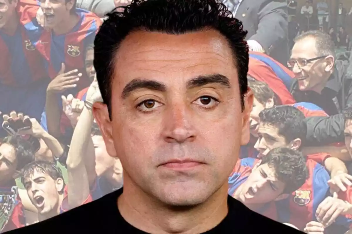 L'actual entrenador del FC Barcelona, Xavi Hernández, amb una foto amb diversos històrics de l'entitat barcelonista que presideix Joan Laporta.