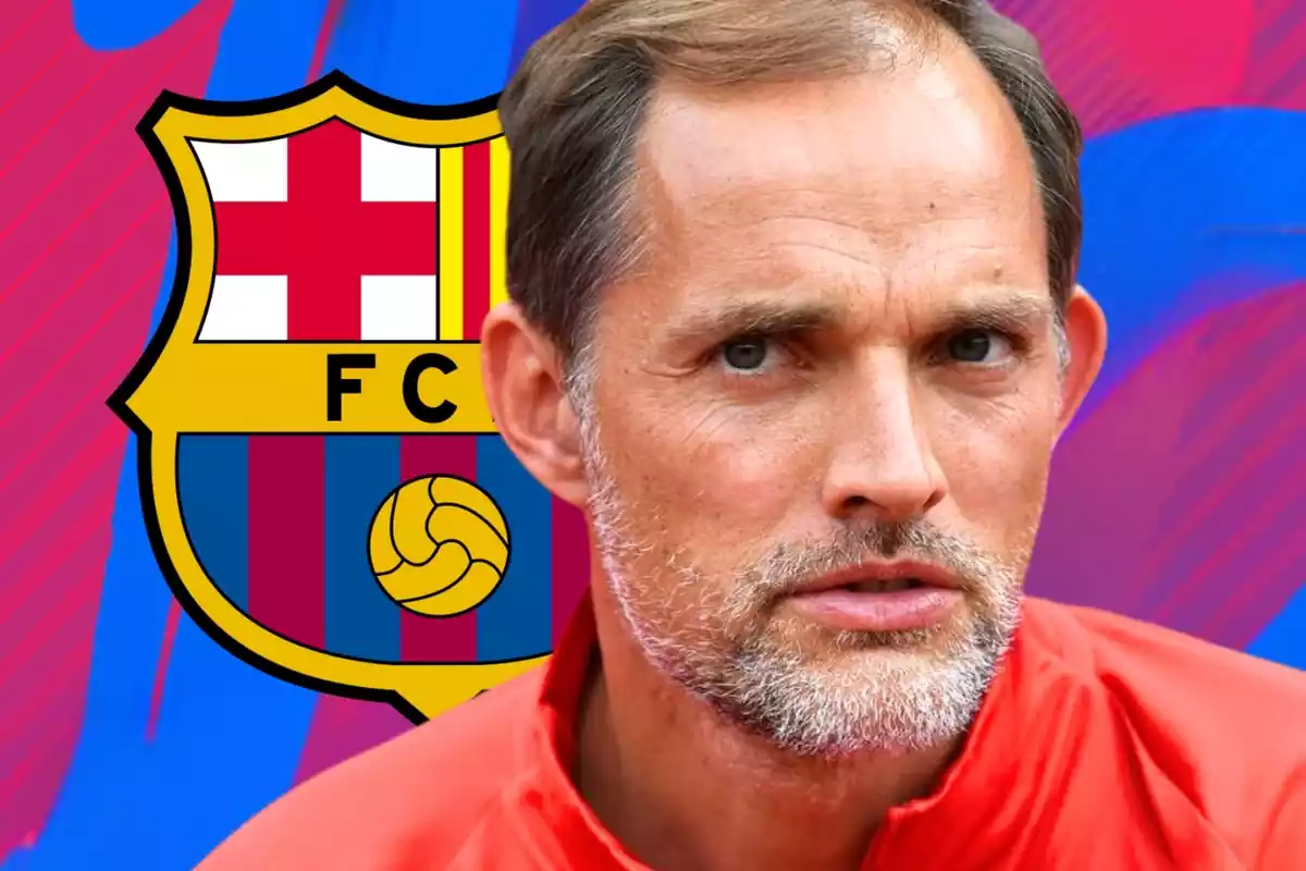 L'entrenador alemany, Thomas Tuchel, en primer pla amb una foto de l'escut del FC Barcelona, club que vol fitxar-lo perquè sigui el nou Xavi Hernández.