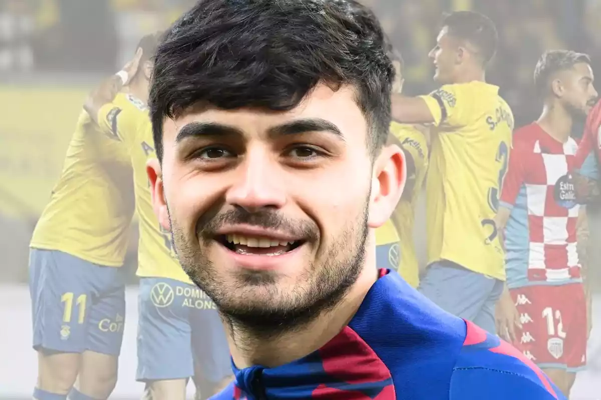 El migcampista canari del Barça, Pedri González, amb una foto de grup de la UD Las Palmas.