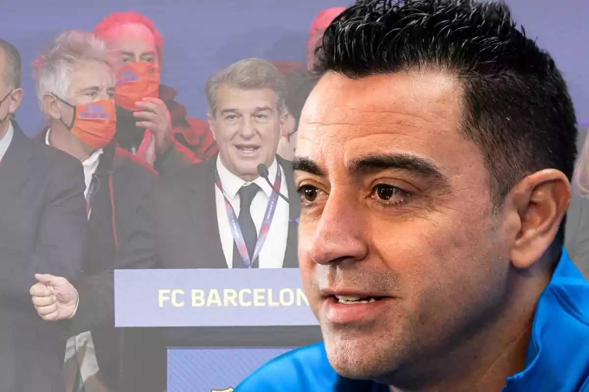 Xavi Hernández en primer pla amb diversos membres de la directiva actual del Barça.