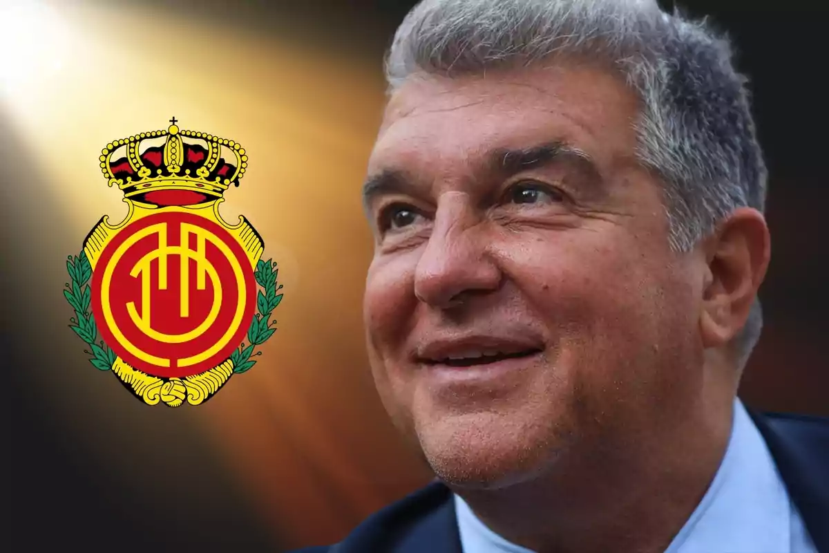 Joan Laporta somrient en primer pla amb l'escut del RCD Mallorca