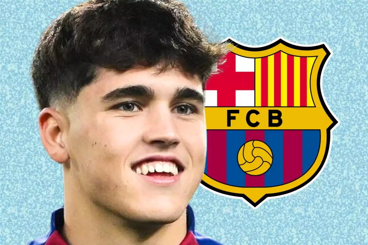 Un jove somrient amb l?escut del FC Barcelona de fons.