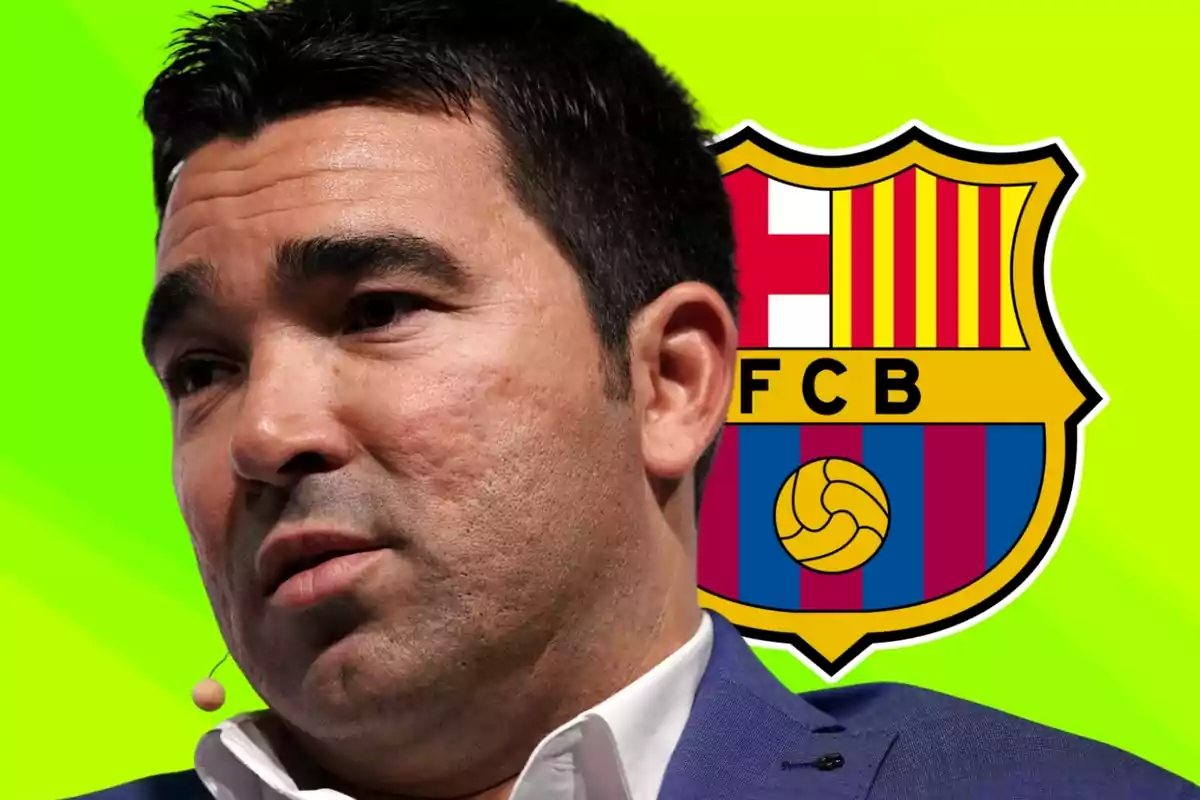 Un home amb un micròfon de diadema davant de l'escut del FC Barcelona sobre un fons verd.