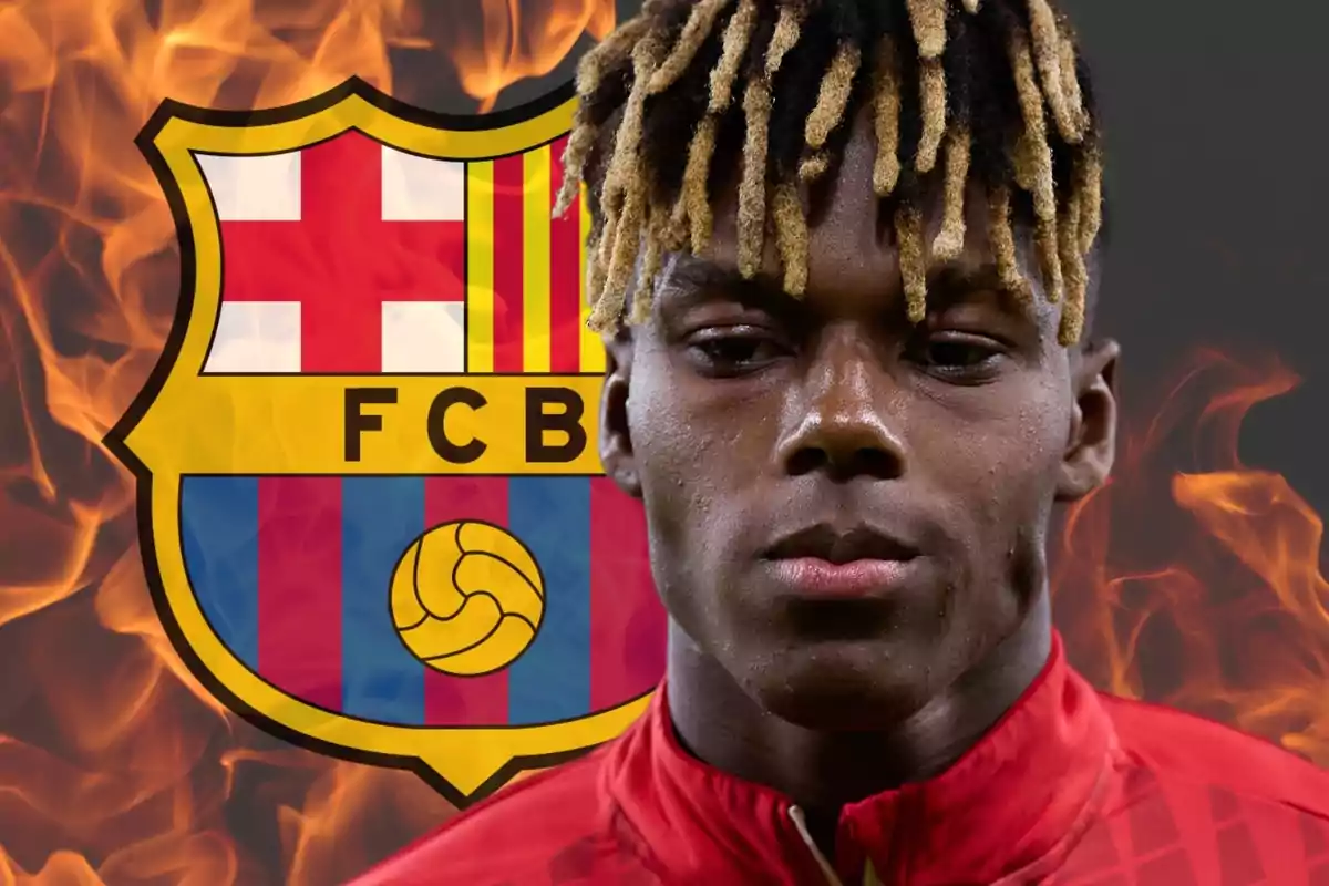 Nico Williams en primer pla amb l'escut del Barça i el foc de fons