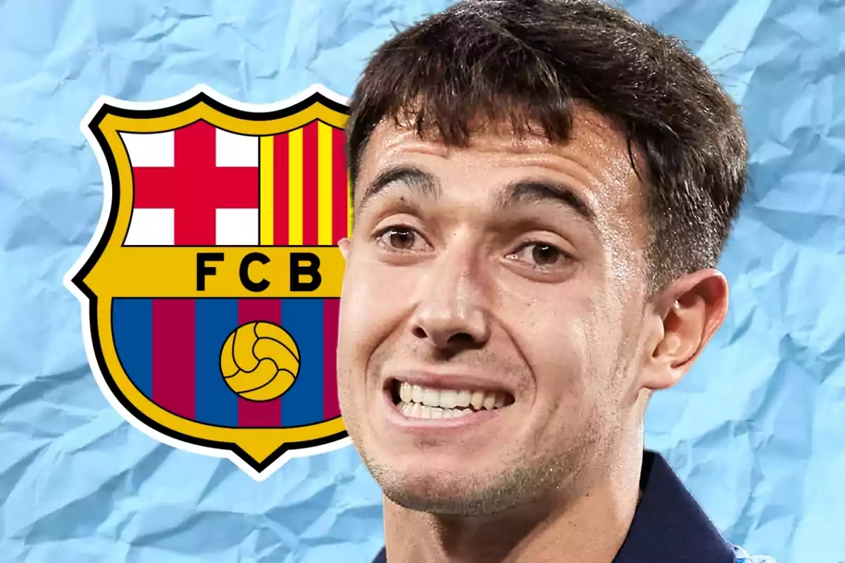 Un home amb expressió facial somrient davant de l'escut del FC Barcelona.