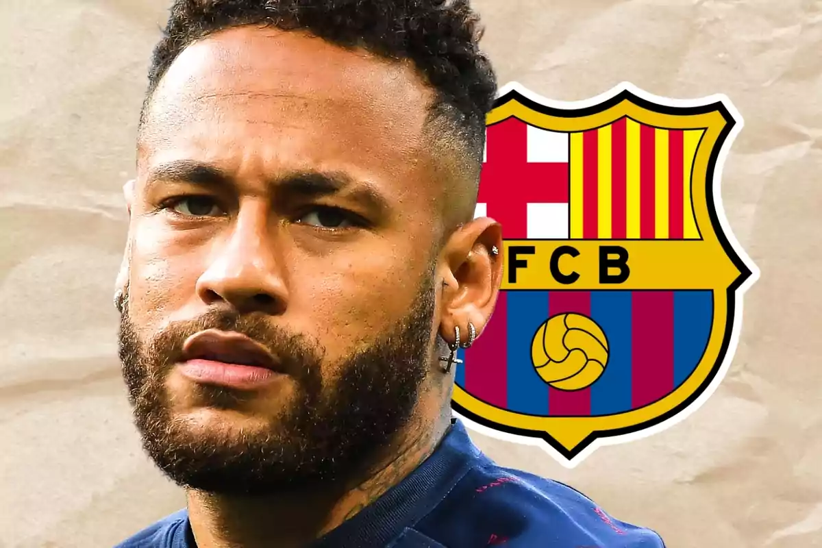 Un jugador de futbol amb barba i cabell arrissat, amb el logotip del FC Barcelona al fons.