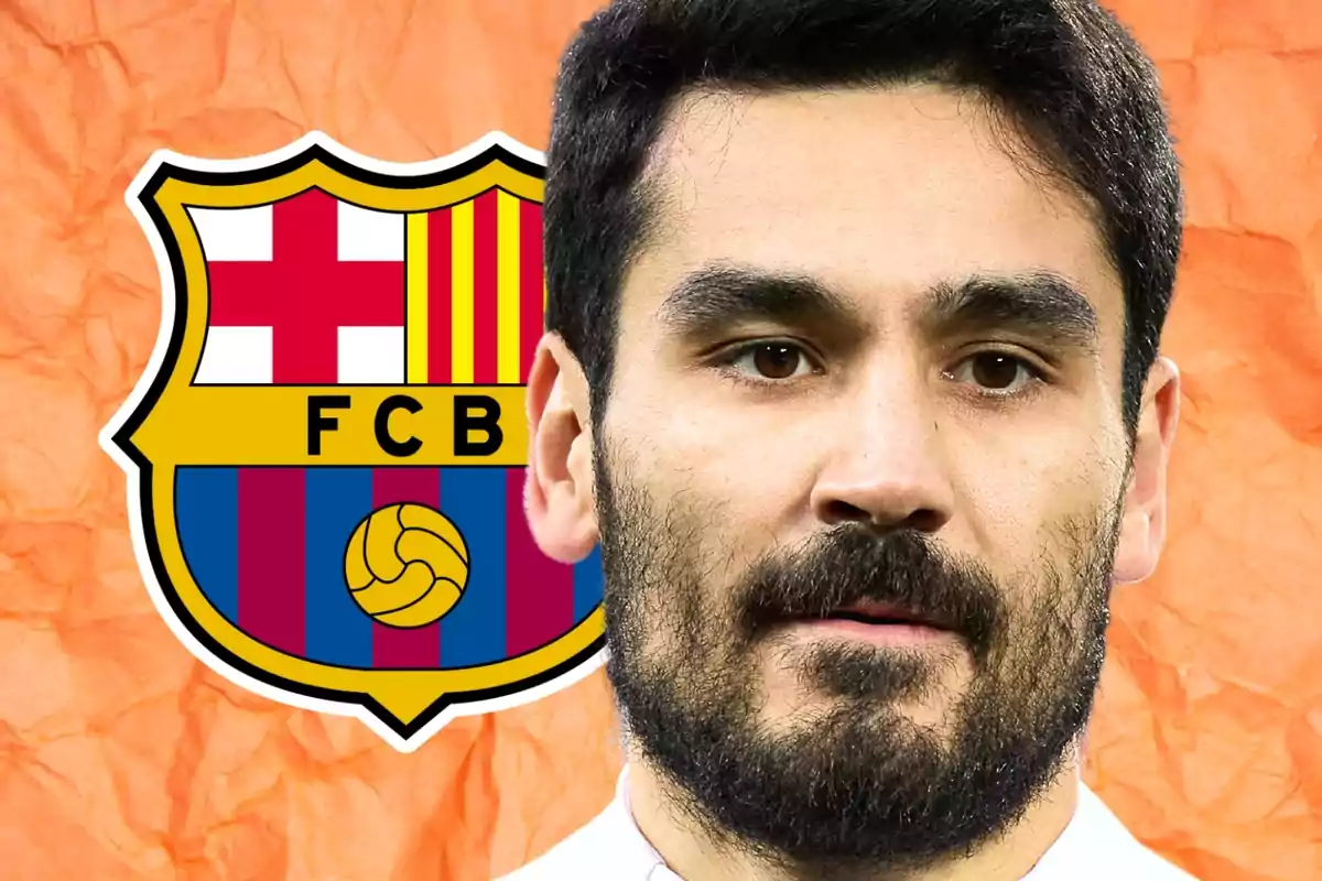 Un home amb barba davant de l'escut del FC Barcelona.