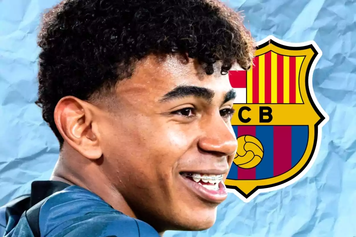 Jove amb brackets somrient davant del logo del FC Barcelona.