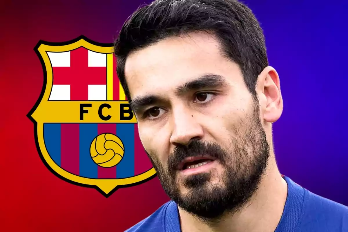 Un home amb barba i cabell fosc davant de l'escut del FC Barcelona.