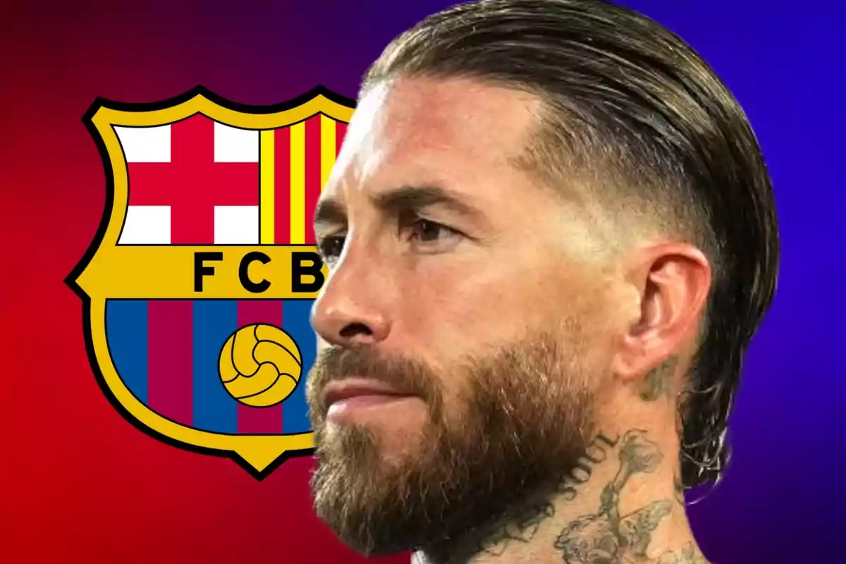 Un home amb barba i tatuatges al coll davant de l'escut del FC Barcelona.