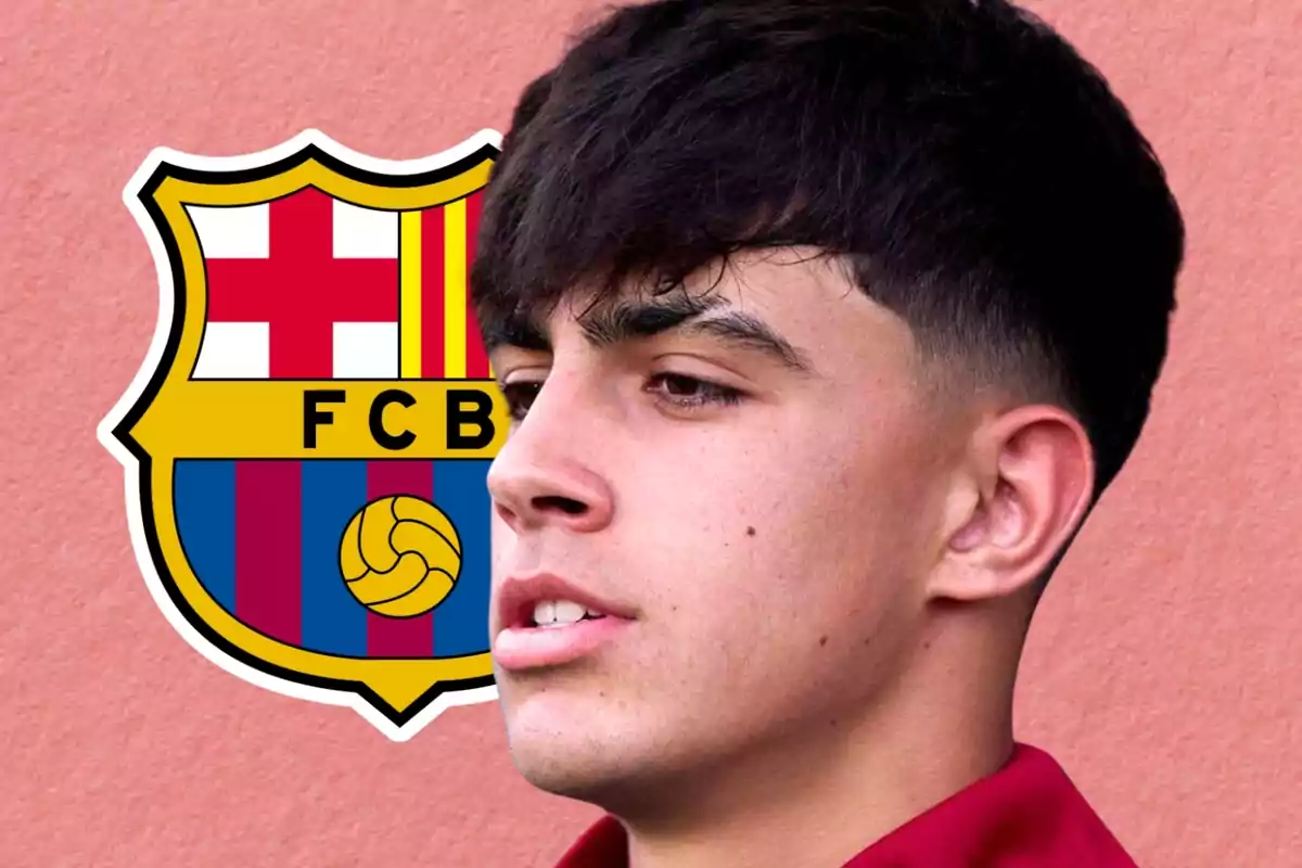 Un jove amb cabell fosc i curt, de perfil, amb el logotip del FC Barcelona al fons.