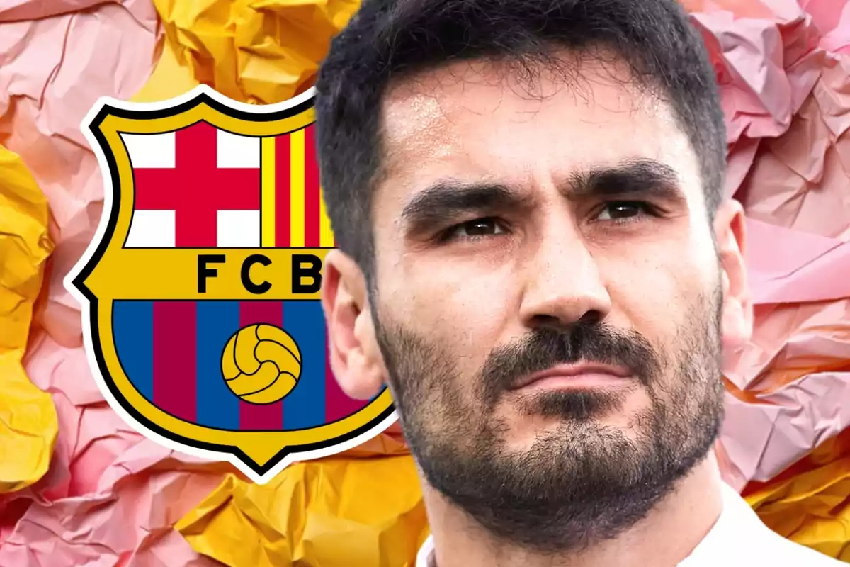 Un home amb barba i cabells foscos apareix en primer pla amb l'escut del FC Barcelona de fons, sobre un fons de paper arrugat en tons rosats i grocs.