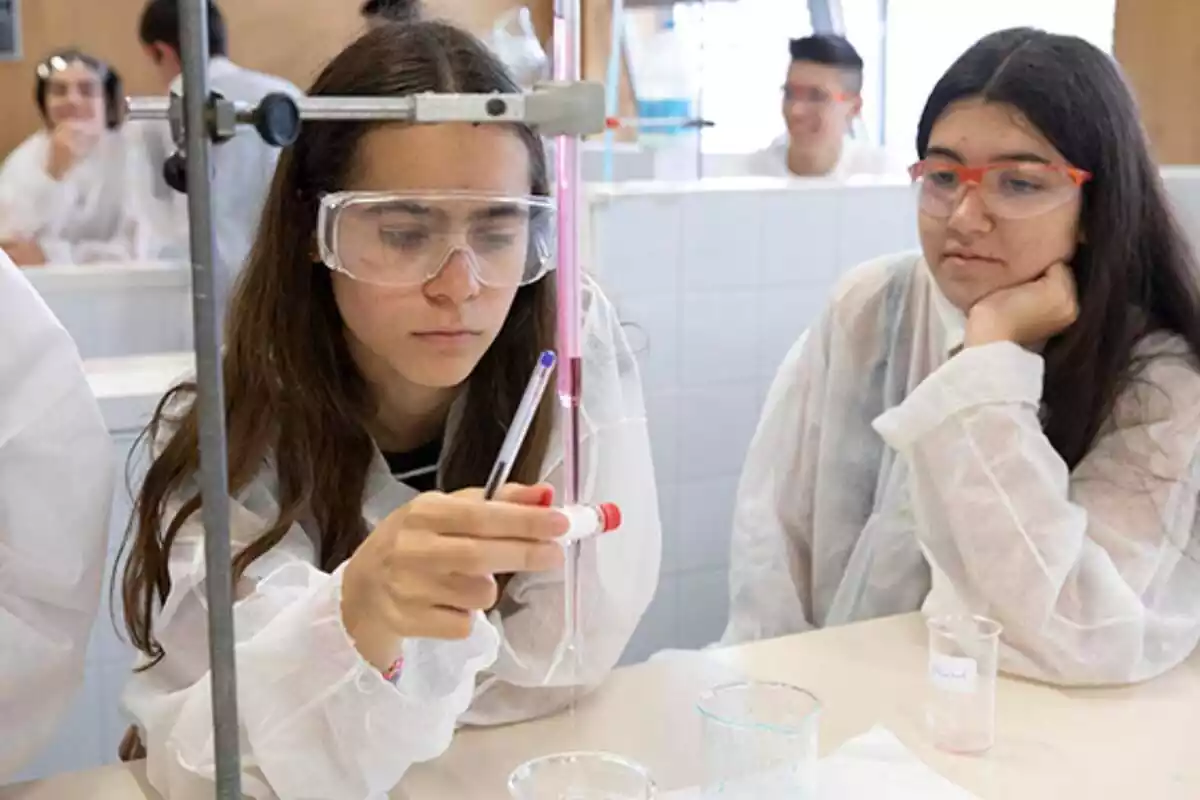 Dues alumnes en una classe de química