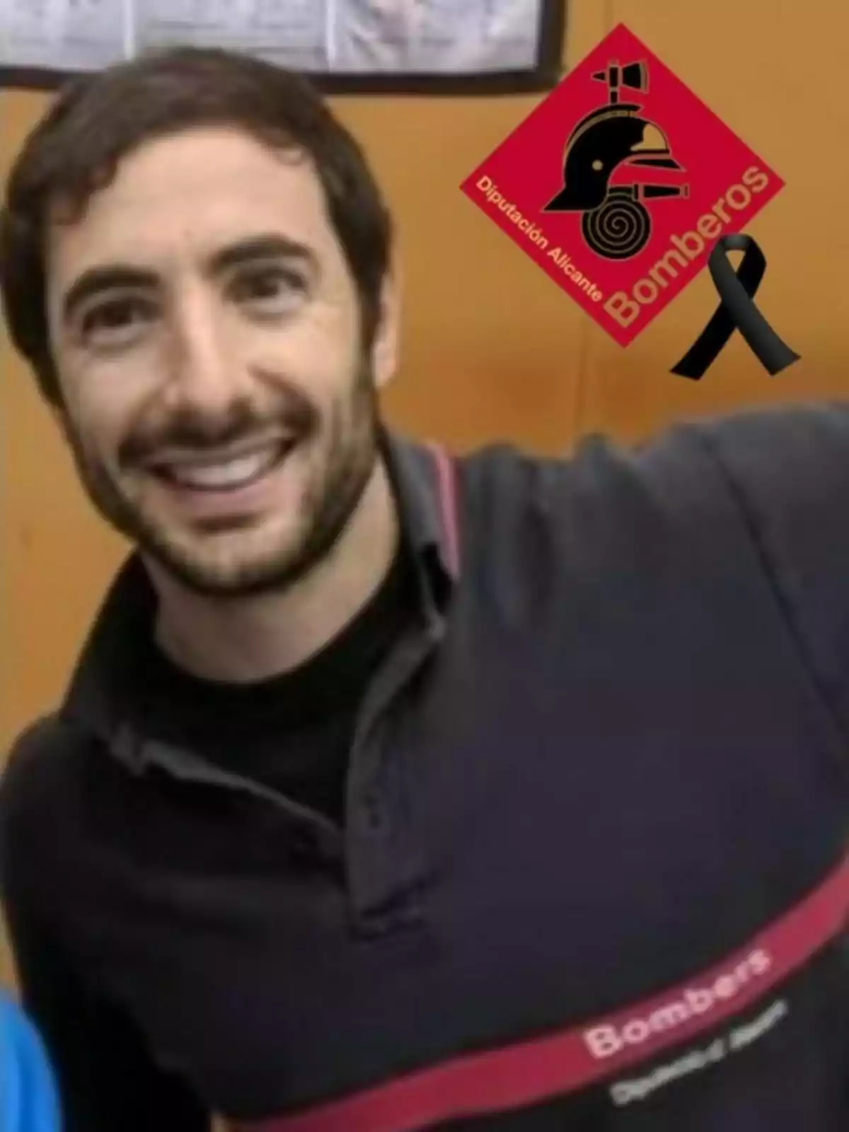 Fran Llorens somrient amb barba i cabell fosc porta una samarreta amb el logotip de Fran Llorens somrient amb barba i cabell fosc porta una samarreta amb el logotip de