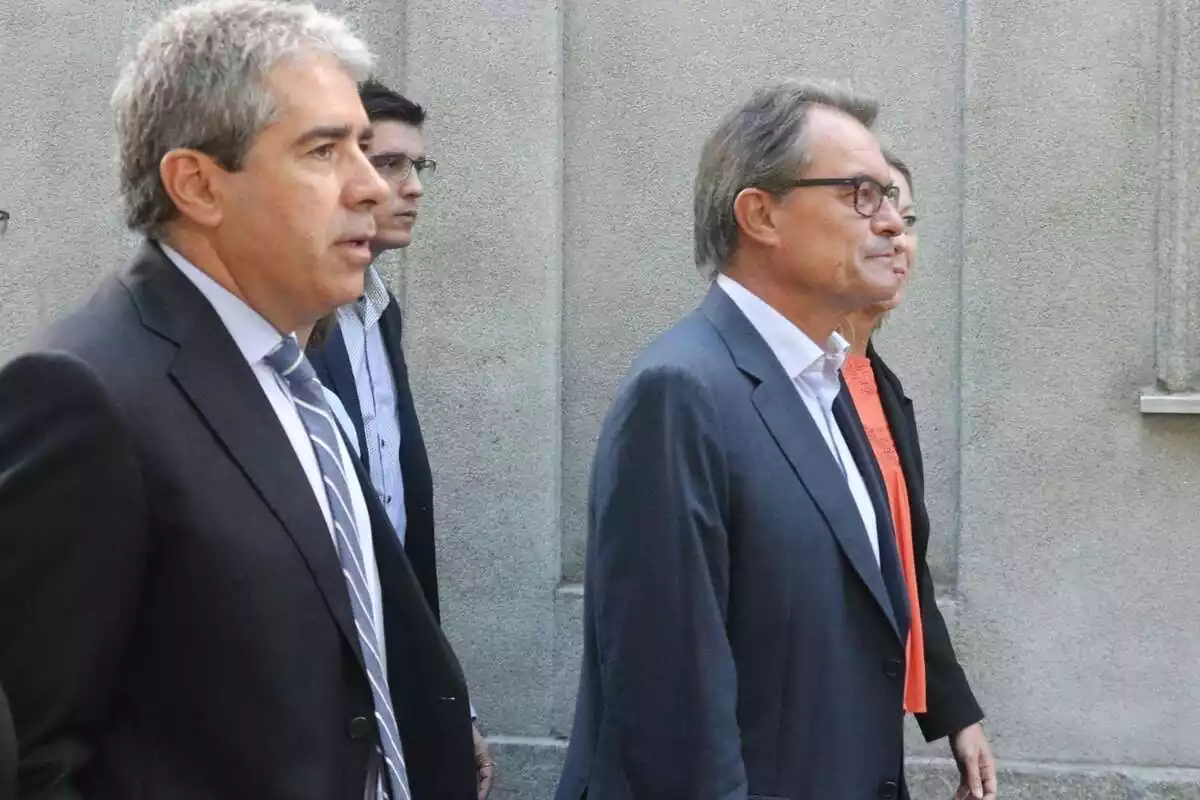 Pla mitjà de Francesc Homs caminant al costat d'Artur Mas, de camí a declarar el Tribunal Supermo per la consulta del 9N del 2014