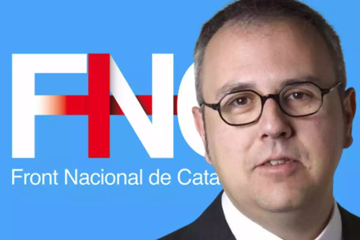 Muntatge amb un primer pla de Francesc Mortés amb ulleres i de fons una imatge amb el logotip del Front Nacional de Catalunya amb un fons blau