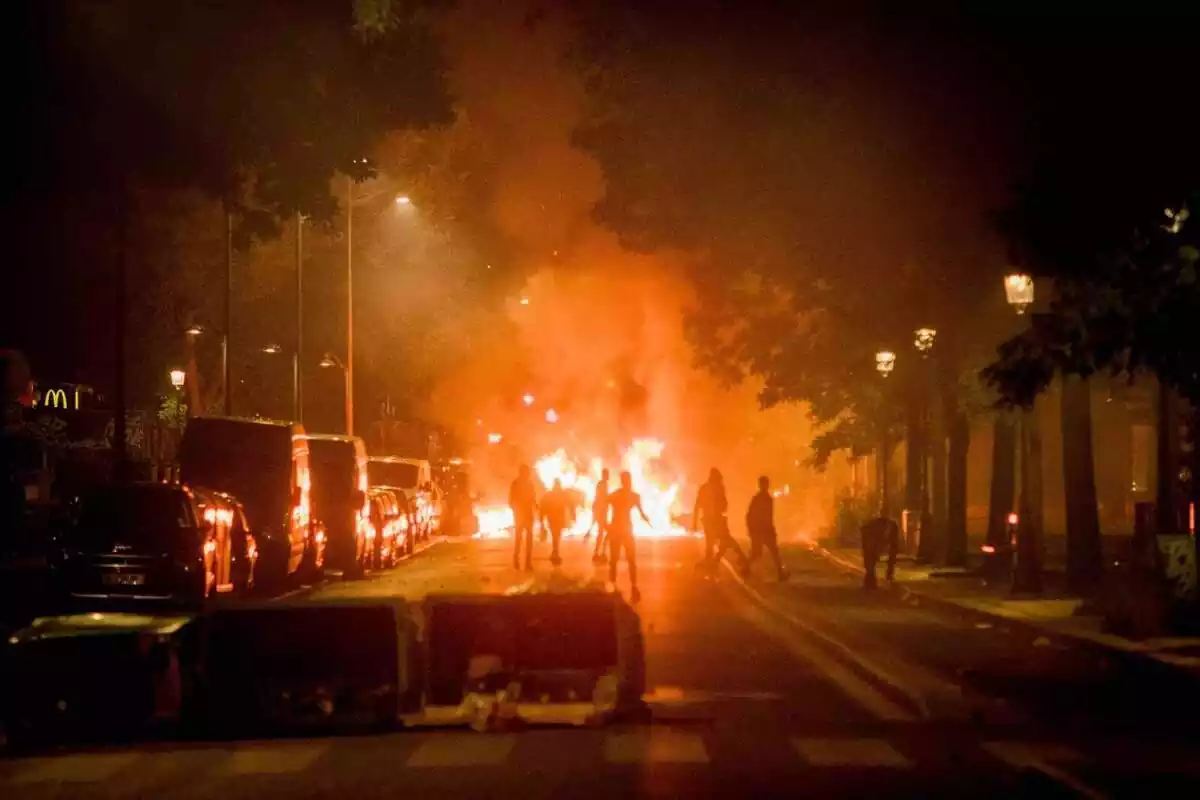 Imatge dels disturbis al districte 19 de Paris en plena onada de violència per la mort d'un jove a mans d'un policia.