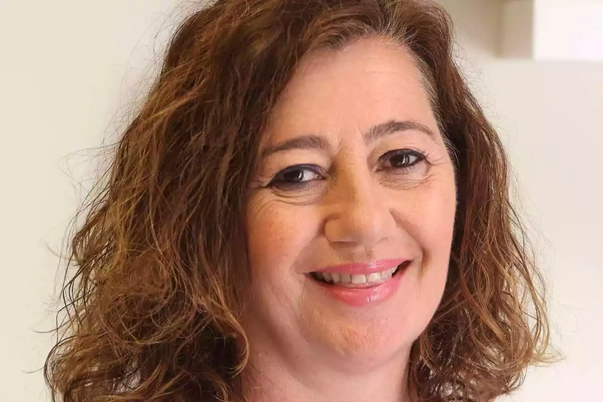 Primer pla de Francina Armengol, expresidenta del Govern Balear, amb rostre somrient