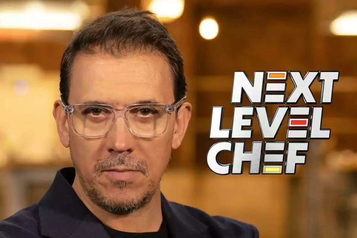 Francis Paniego con gafas transparentes aparece frente a un fondo desenfocado junto al logo del programa "Next Level Chef".