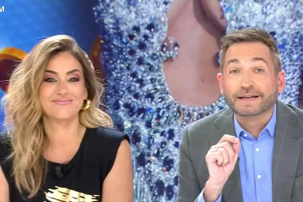 Verónica Dulanto i Frank Blanco somriuen mentre són en un plató acolorit amb un fons brillant a 'Tardear'.