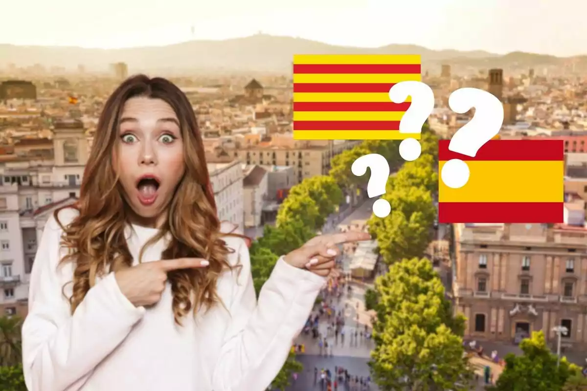 Una dona sorpresa assenyala cap a dues banderes, una de Catalunya i una altra d?Espanya, amb signes d?interrogació sobre elles, en un fons d?una ciutat.