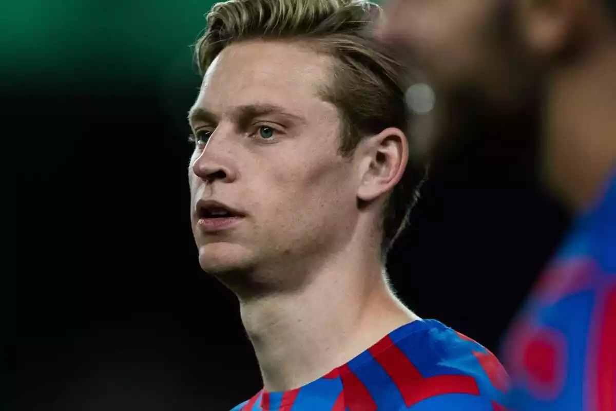 Frenkie De Jong mirant a l'estesa amb la samarreta del FC Barcelona