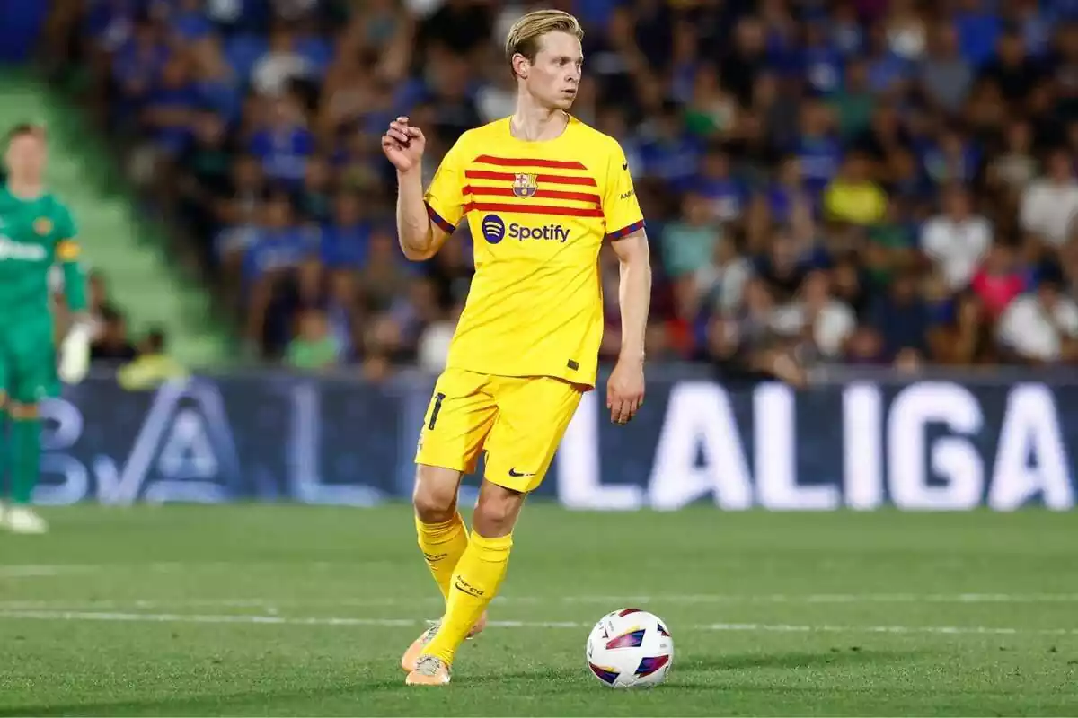 Frenkie de Jong buscant una passada en el partit contra el Getafe