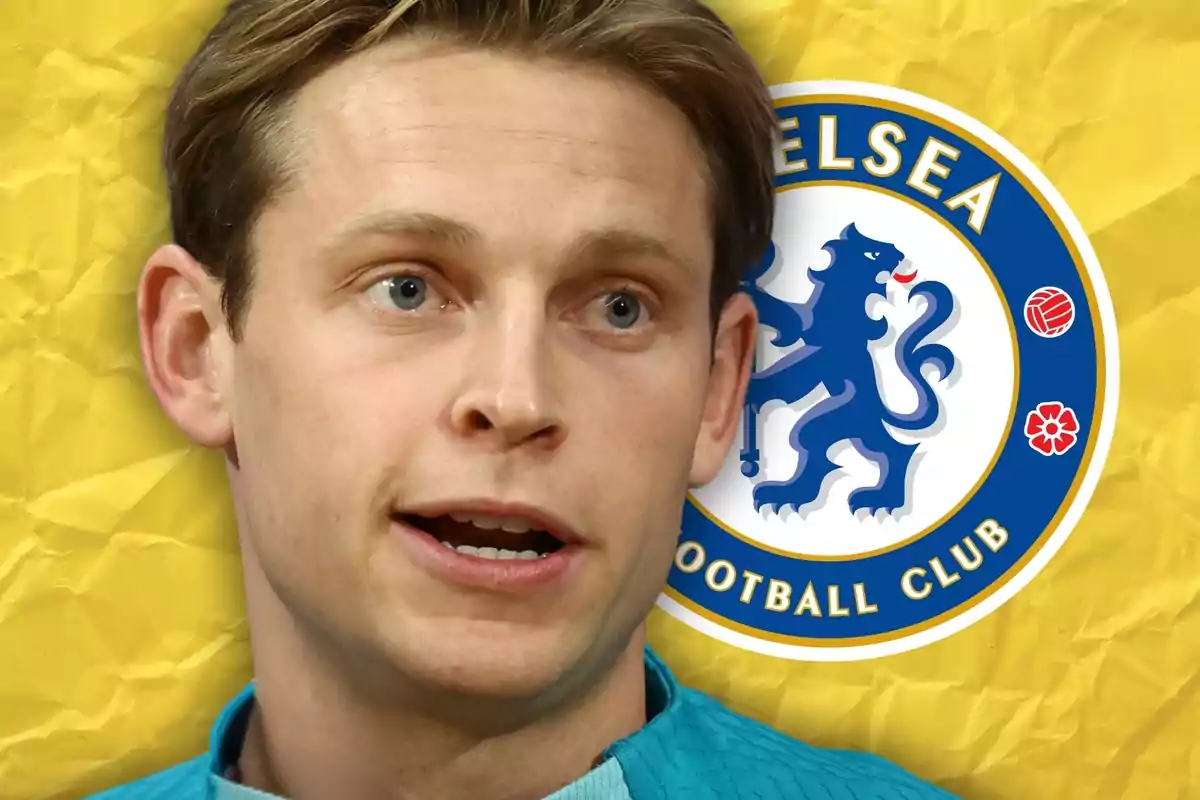 Un hombre con una camiseta azul claro frente al logo del Chelsea sobre un fondo amarillo.